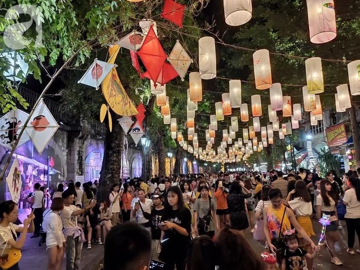 Phố bích họa Phùng Hưng được trang hoàng với đèn lồng và đồ chơi dân gian, tạo nên không gian mang màu sắc hoài niệm giữa lòng phố cổ. Ảnh minh hoạ