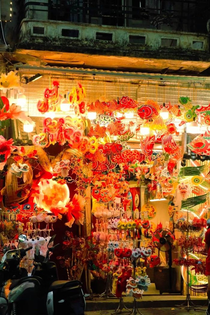 hố Hàng Mã rực rỡ sắc màu với đèn lồng, đèn ông sao và đồ chơi truyền thống, trở thành điểm check-in quen thuộc mỗi mùa Trung thu tại Hà Nội
