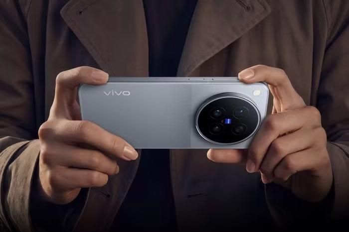 Vivo X500 Pro Max nổi bật với cụm camera Zeiss, trong đó camera tele đạt độ phân giải 200 MP