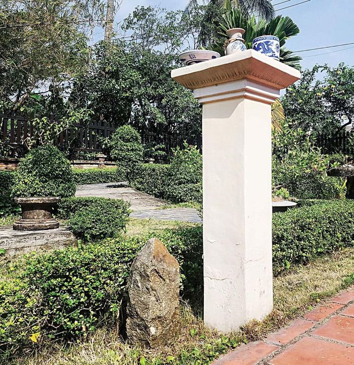 Cọc đất trên vườn nhà anh Lê Văn Thảo ở phường An Phú Đông (TP.HCM) đã có từ thời Pháp thuộc.