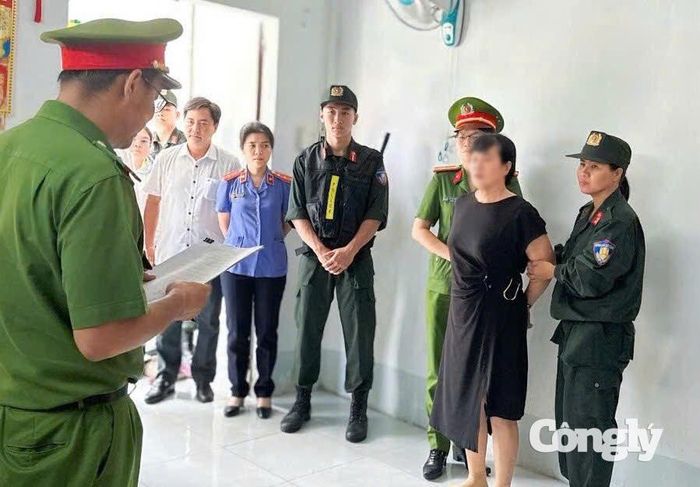 Điều tra viên thi hành Lệnh khám xét nơi ở của Nguyễn Thị Châu.