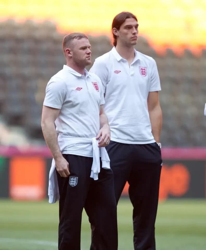 Rooney và Andy Carroll tại sân vận động Donbas Arena ở Ukraine, một ngày trước trận đấu cuối cùng vòng bảng Euro 2012 của đội tuyển Anh. Ảnh: News Group Newspapers Ltd