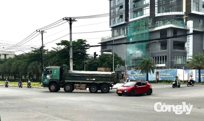 Một xe tải đang lưu thông vào đường cấm.