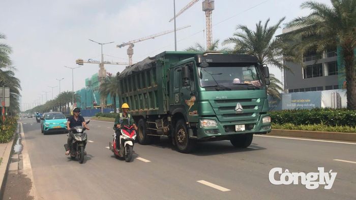 Mặc dù đường có biển báo cấm nhưng xe tải này vẫn vô tư lưu thông.