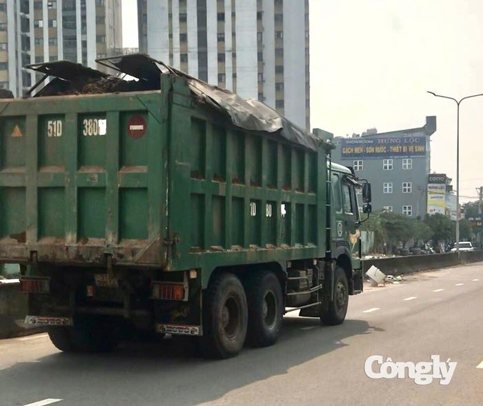 Xe tải chở đất đang vô tư lưu thông trên đường có khung giờ cấm.