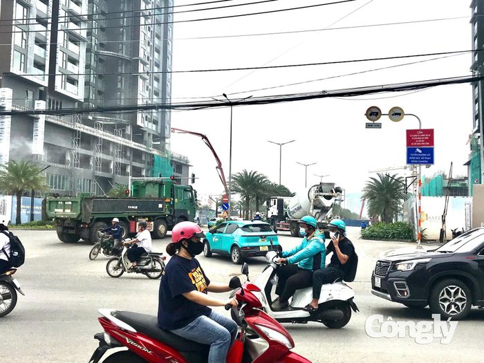 Xe tải trọng lớn lưu thông tại ngã tư Liên Phường và Đỗ Xuân Hợp nơi có biển cấm.