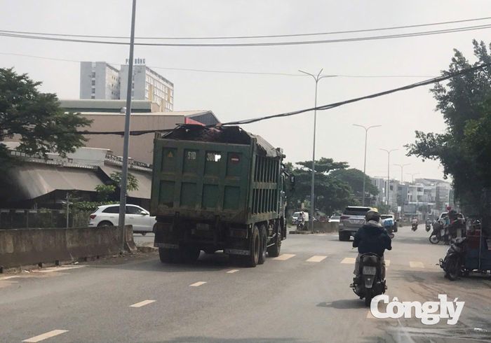 Một xe tải trọng lớn chở đất từ dự án ra đường Liên Phường.