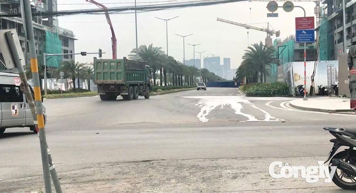 Một xe tải lưu thông trên đường có biển cấm lưu thông.