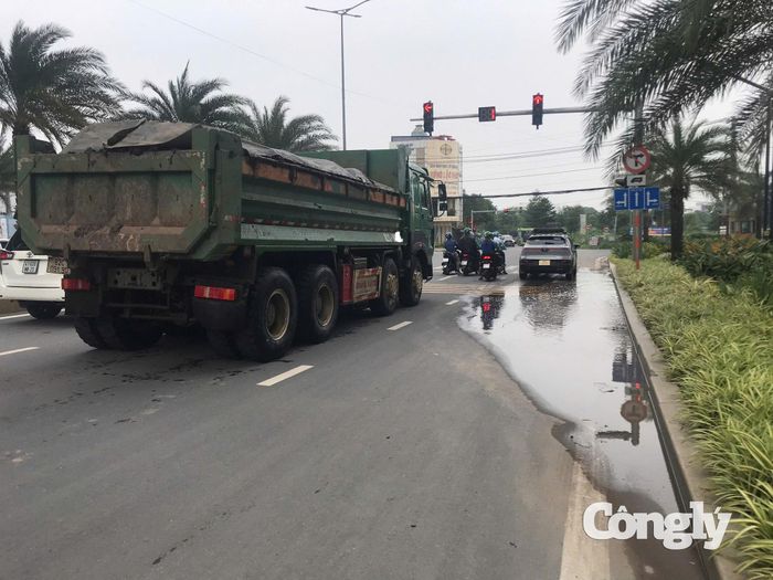 Xe tải chở đất từ dự ra hướng ra đường Liên Phường.