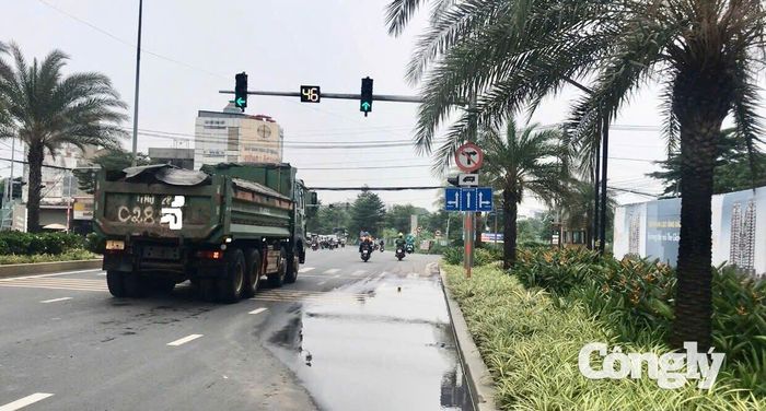 Xe tải chở đất từ dự án ra đường Đỗ Xuân Hợp và Liên Phường.