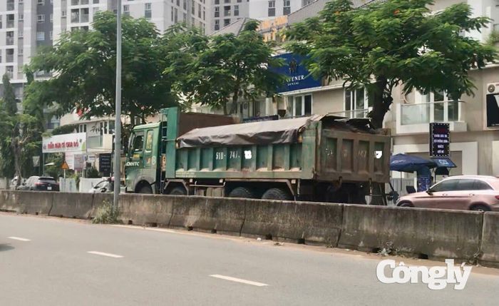 Một xe tải khác lưu thông trên đường Liên Phường.