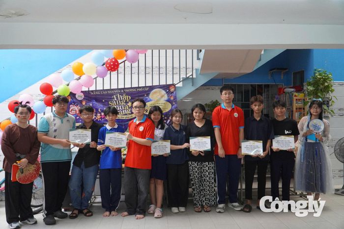 Trao học bổng cho các em học sinh có hoàn cảnh khó khăn.