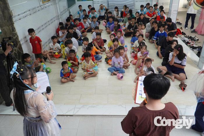Các em nhỏ hào hứng tham gia chương trình.