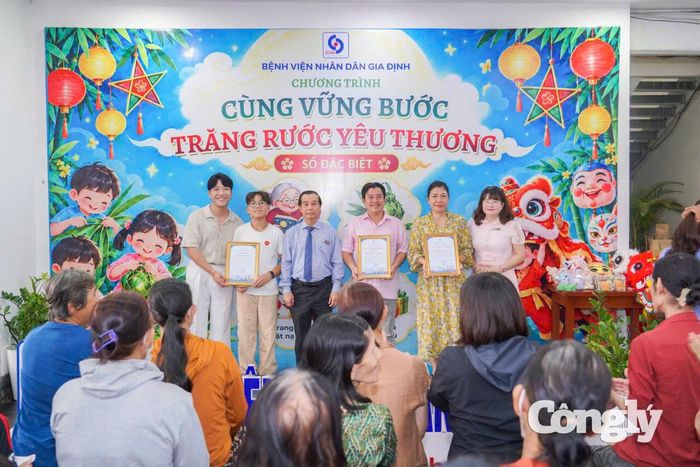 Chương trình “Cùng vững bước - Trăng rước yêu thương” được tổ chức tại Bệnh viện Nhân dân Gia Định.