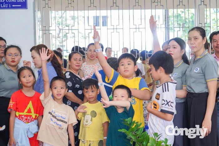 Các bệnh nhi hào hứng tham gia chương trình.