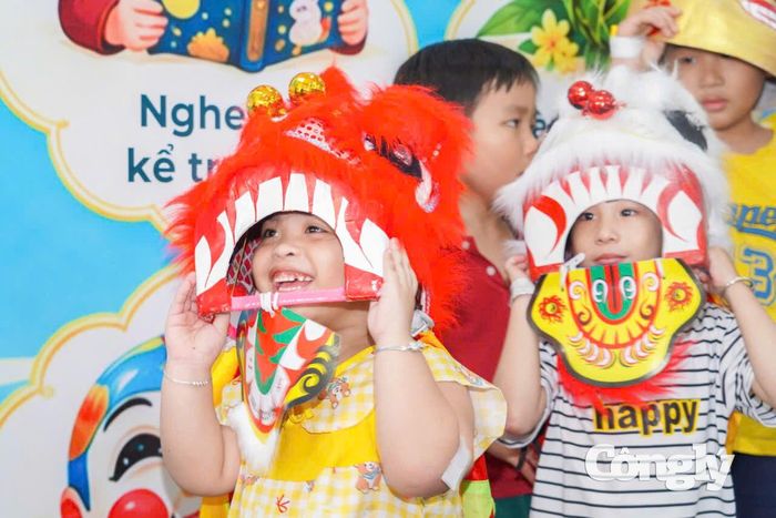 Nụ cười rạng rỡ của các em nhỏ.