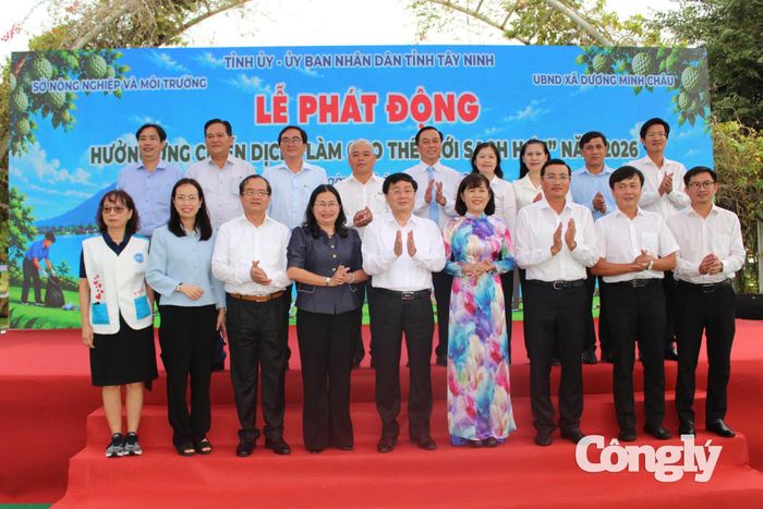 Bí thư Tỉnh ủy Tây Ninh Nguyễn Văn Quyết và các đại biểu tham dự Lễ phát động hưởng ứng Chiến dịch “Làm cho thế giới sạch hơn” năm 2026 với chủ đề “Từ đĩa ăn sạch đến thành phố sạch”.