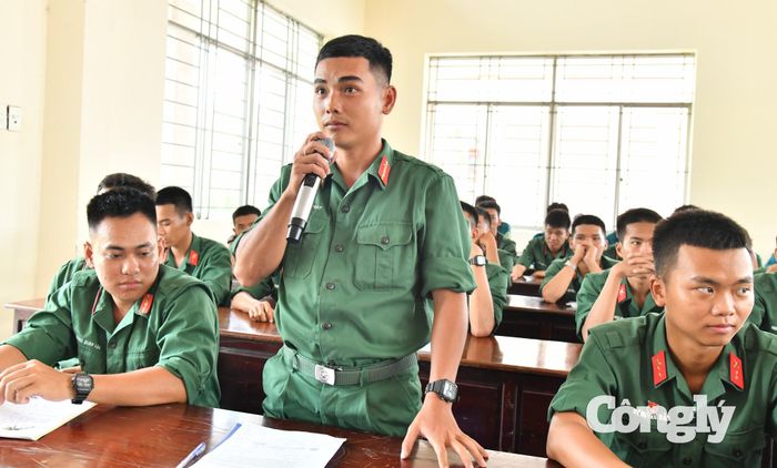 Cán bộ, chiến sĩ tham gia trao đổi, thảo luận tại phần hỏi – đáp sau phiên tòa giả định.