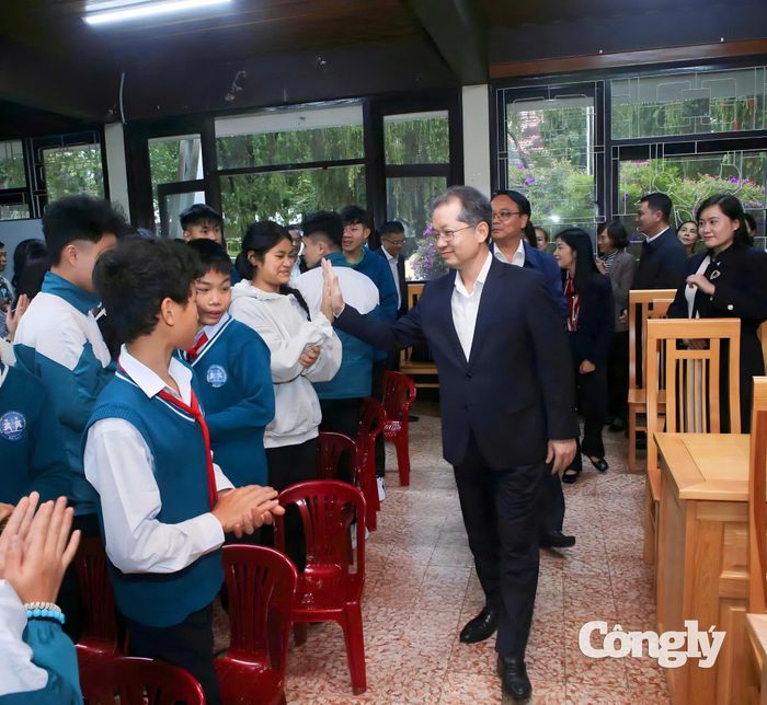 Chánh án Nguyễn Văn Quảng thăm, tặng quà thiếu nhi Làng trẻ em SOS Đà Lạt.