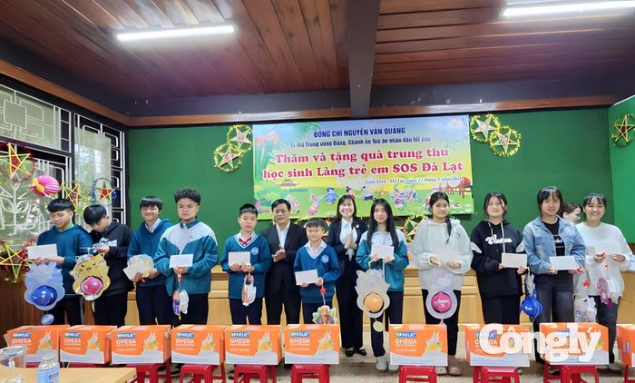 Lãnh đạo tỉnh Lâm Đồng tặng quà cho các em nhỏ.