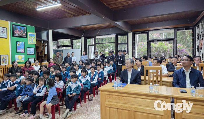 Bí thư Trung ương Đảng, Chánh án TANDTC Nguyễn Văn Quảng cùng các lãnh đạo tham dự chương trình.
