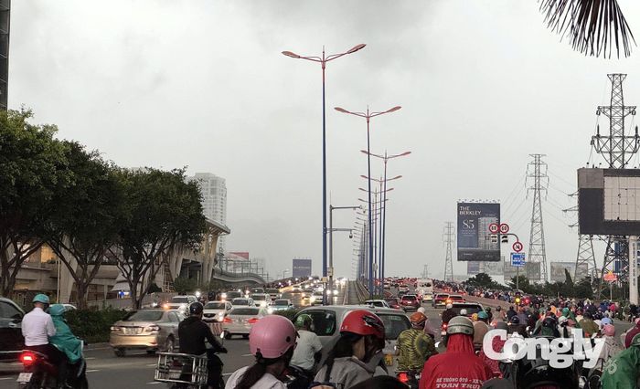 Nhiều tuyến đường đông đúc vào chiều tối 22/9.