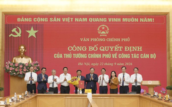 Phó Thủ tướng Thường trực Phạm Gia Túc và lãnh đạo Văn phòng Chính phủ, lãnh đạo Bộ Xây dựng chúc mừng Phó Chủ nhiệm Văn phòng Chính phủ Nguyễn Danh Huy Ảnh: chinhphu.vn/Phương Nguyên
