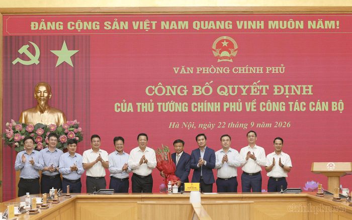 Lãnh đạo Bộ Xây dựng tặng hoa chúc mừng Phó Chủ nhiệm Văn phòng Chính phủ Nguyễn Danh Huy - Ảnh: chinhphu.vn/Phương Nguyên