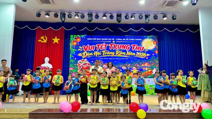 Lãnh đạo phát quà cho các cháu thiếu nhi.