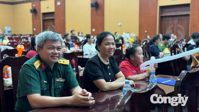 Ấm áp Đêm hội trăng rằm cho con em lực lượng vũ trang.