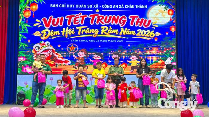 Trao tặng quà cho các em thiếu nhi.