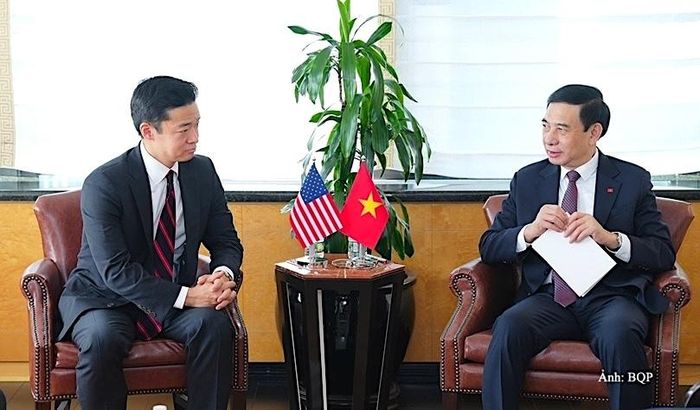 Ông John Noh khẳng định, Bộ Chiến tranh Hoa Kỳ ủng hộ mạnh mẽ và cam kết tiếp tục hợp tác chặt chẽ với Việt Nam, coi khắc phục hậu quả chiến tranh là lĩnh vực ưu tiên hàng đầu trong hợp tác quốc phòng song phương.