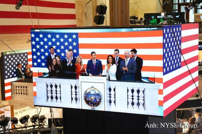 Ngoại trưởng Mỹ Marco Rubio thực hiện nghi thức rung chuông mở phiên tại NYSE.