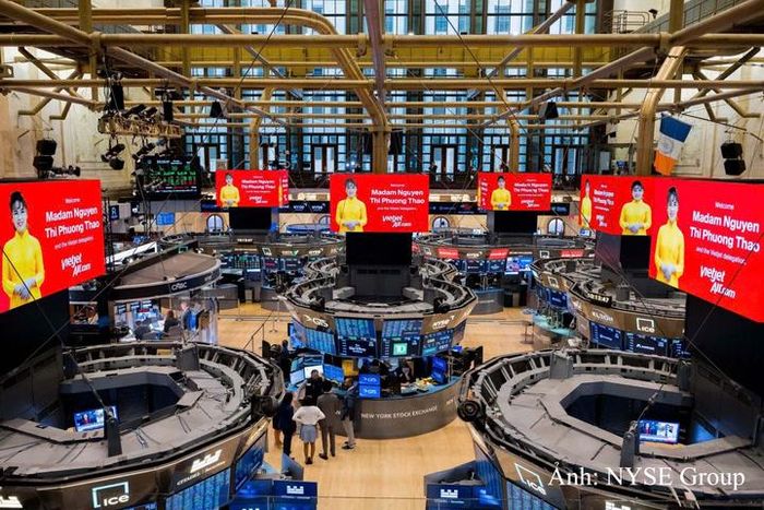 Các bảng điện tử lớn tại sàn chứng khoán hàng đầu thế giới NYSE chào đón nữ tỷ phú Việt Nam, trong ngày đầu tiên thị trường chứng khoán Việt Nam nâng hạng.