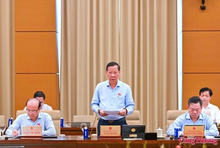 Chủ nhiệm Ủy ban Kinh tế và Tài chính Phan Văn Mãi trình bày báo cáo thẩm tra dự án Luật.