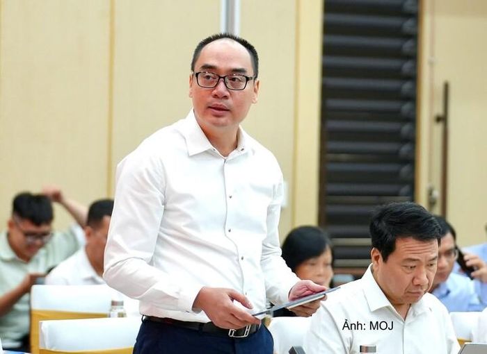 Phó Tổng Kiểm toán nhà nước Bùi Quốc Dũng phát biểu tại hội thảo.
