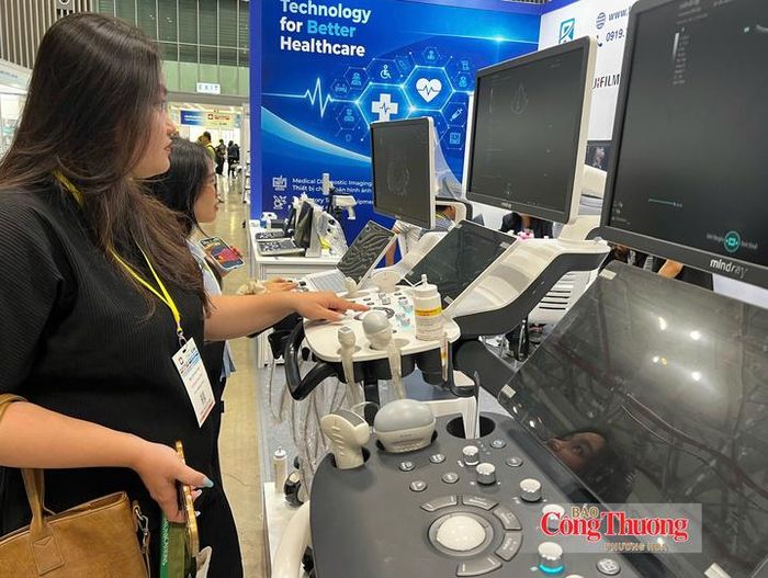 Doanh nghiệp trưng bày máy móc tại triển lãm Pharmedi Vietnam 2026.