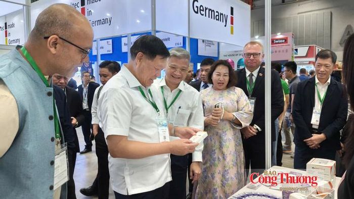 Đại biểu thăm gian hàng trưng bày tại triển lãm Pharmedi Vietnam 2026.