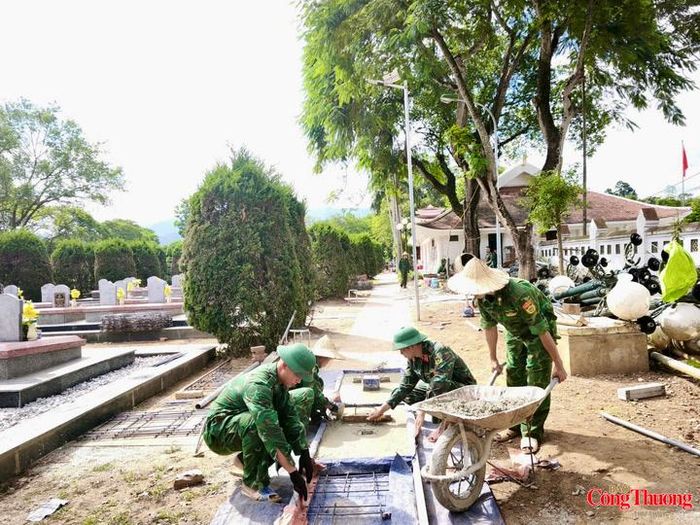 Các cán bộ, chiến sĩ Bộ Chỉ huy Quân sự tỉnh Điện Biên "vượt nắng, thắng mưa" quyết tâm hoàn thành những phần việc cuối cùng tại nghĩa trang Độc Lập. 