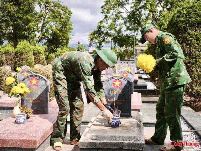 Những phần việc cuối cùng trong công tác hoàn mộ tại Nghĩa trang Độc Lập đang được các cán bộ, chiến sĩ Bộ Chỉ huy Quân sự tỉnh Điện Biên hoàn tất. 