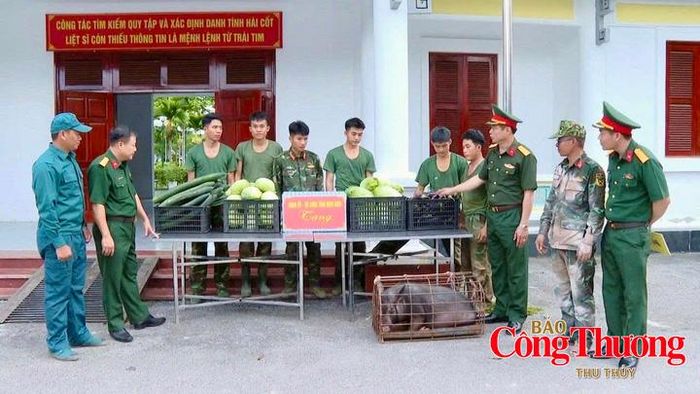 Đại tá Trịnh Đức Thiêm, Chỉ huy trưởng Bộ Chỉ huy Quân sự tỉnh Điện Biên động viên, hỗ trợ các chiến sĩ trong sinh hoạt hằng ngày để hoàn thành tốt nhiệm vụ trong chiến dịch 500 ngày đêm. 