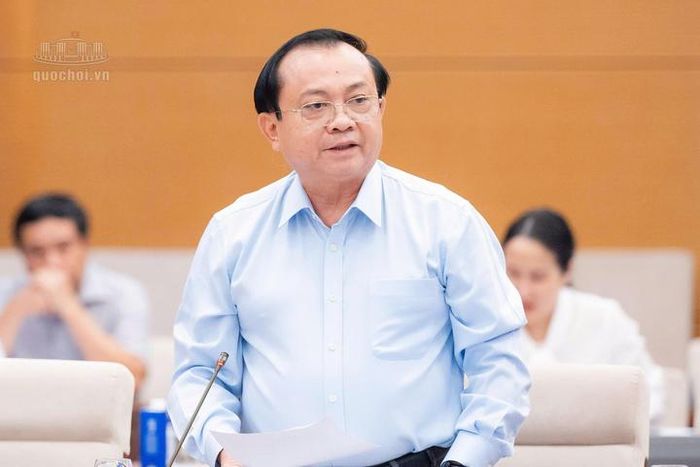 Thứ trưởng Bộ Tài chính Lê Tấn Cận trình bày về nội dung cơ bản của dự thảo luật.