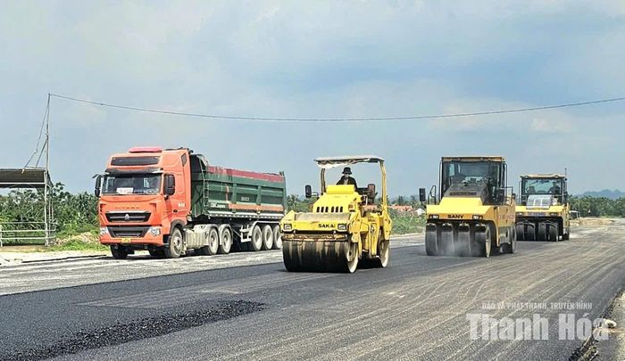 Các nhà thầu đang gấp rút hoàn thành tuyến đường từ Khu Công nghiệp Bỉm Sơn đến đường ven biển Nga Sơn.