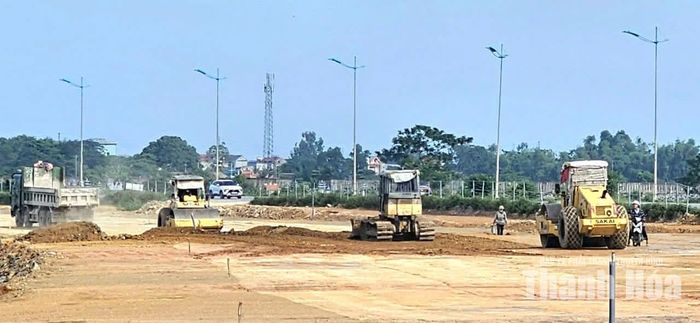 Tổng Công ty CP Đầu tư Xây dựng Minh Tuấn đang hoàn thiện hạng mục nền đường Dự án Đại lộ Nam sông Mã giai đoạn 2.