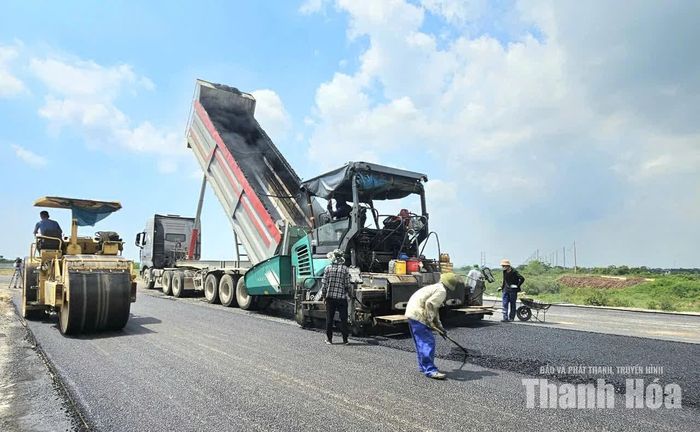 Công ty Cổ phần Tân Thành thảm nhựa những đoạn cuối cùng của tuyến đường từ Khu Công nghiệp Bỉm Sơn đến đường bộ ven biển đoạn Nga Sơn - Hoằng Hóa.