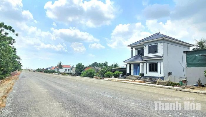 Diện mạo tuyến đường từ Khu Công nghiệp Bỉm Sơn đến đường bộ ven biển Nga Sơn - Hoằng Hóa đoạn qua xã Tân Tiến.