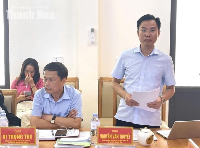 Thành viên đoàn giám sát phát biểu tại buổi giám sát.