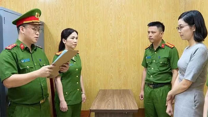 Cơ quan Công an thi hành quyết định khởi tố, bắt giam bị can. Ảnh: Công an Thanh Hóa