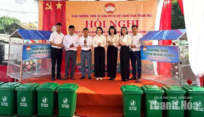 Các công cụ phục vụ hoạt động thu gom, phân loại rác thải được trao tặng cho thôn Yên Nam.