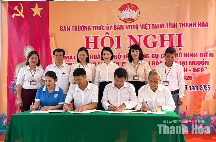 Các thành viên tham gia mô hình ký cam kết.